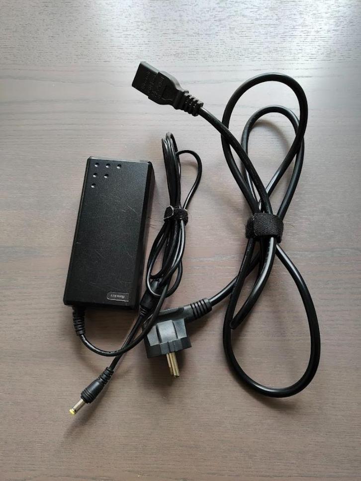 laptop adapter oplader 90 watt plug: 5,5 x 2,5 mm, Computers en Software, Laptop-opladers, Zo goed als nieuw, Ophalen of Verzenden