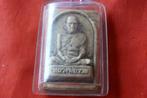 Thaise amulet- Luang phor roeay in plastic box steen 15,2 gr, Gebruikt, Overige voorstellingen, Ophalen of Verzenden, Steen of Mineraal