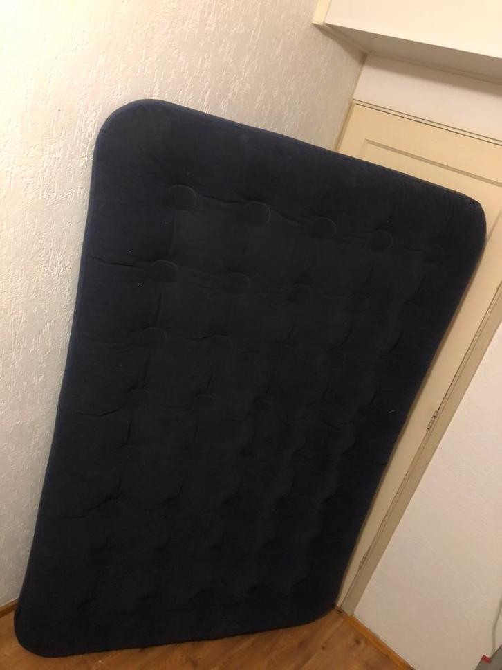 Luchtbed 130x190x23cm + voetpomp + doos, Caravans en Kamperen, Luchtbedden, Zo goed als nieuw, 2-persoons, Ophalen