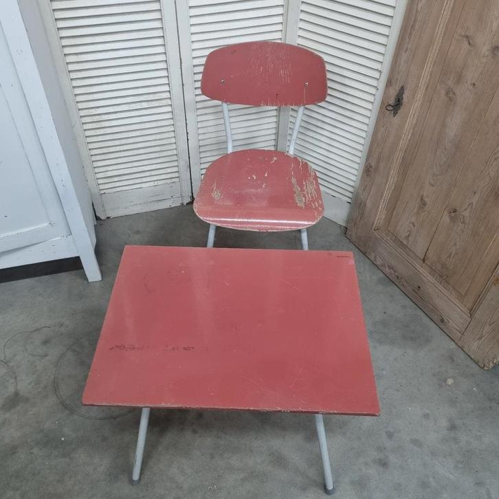Vintage rood stoeltje met tafeltje, Huis en Inrichting, Stoelen, Gebruikt, Eén, Hout, Metaal, Rood, Ophalen of Verzenden