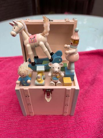 Oud houten muziekdoosje, opdraaien onderkant, muziek, beschikbaar voor biedingen