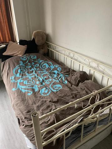 Bed 90x200 met matras en lattenbodem (1 latje mist) beschikbaar voor biedingen