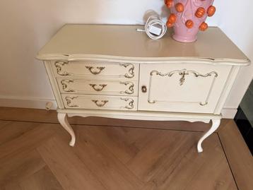 Pretty vintage looking shelf  beschikbaar voor biedingen