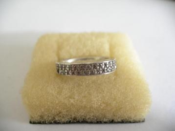 Een mooie Smalle Zilveren Ring met Zirkonia steentjes beschikbaar voor biedingen