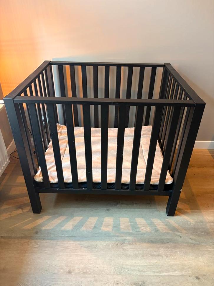 Zwarte box met matras en boxkleed, Kinderen en Baby's, Boxen, Gebruikt, Vierkant, Boxkleed, Ophalen of Verzenden