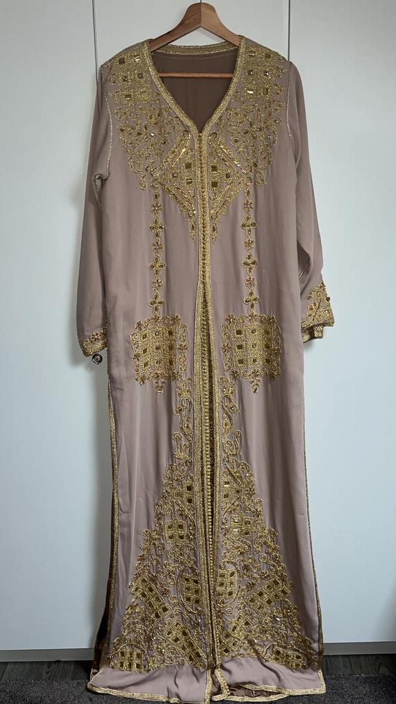 Beige takshita met gouden details (2-delig)., Ophalen, Overige typen, Beige, Zo goed als nieuw