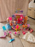Barbies + huis en extra's, Ophalen, Zo goed als nieuw, Barbie