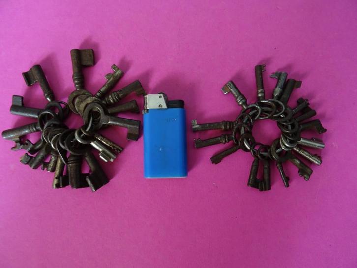 33X OUDE ANTIEKE SLEUTELTJES SLEUTELS SLEUTEL KISTJE SLOTJE, Antiek en Kunst, Curiosa en Brocante, Ophalen of Verzenden