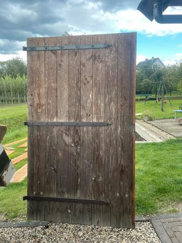 Drie authentieke houten deuren van een kapschuur beschikbaar voor biedingen