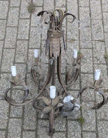 Mooie vintage metalen kroonluchter met kristalaccenten beschikbaar voor biedingen