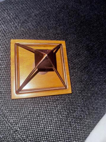 Meru piramide 12 x 12 cm beschikbaar voor biedingen