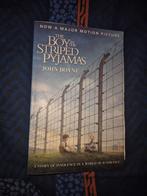 JOHN BOYNE - THE BOY IN THE STRIPED PYJAMAS FILM TIE, Boeken, Ophalen of Verzenden, Zo goed als nieuw, JOHN BOYNE