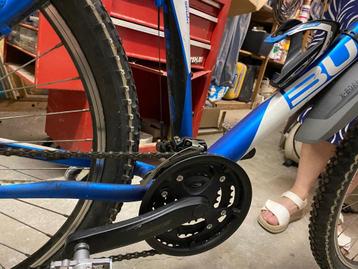 Blauwe mountainbike beschikbaar voor biedingen