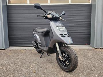 PIAGGIO TPH 2T 50CC BROM 2005 SMOKEY GREY 8845KM NETTE STAAT beschikbaar voor biedingen