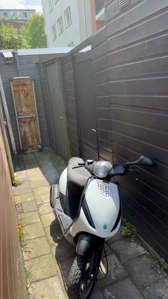 Piaggo zip 172 brom, Fietsen en Brommers, Scooters | Piaggio, Zo goed als nieuw, Zip, Maximaal 45 km/u, Benzine, Ophalen of Verzenden