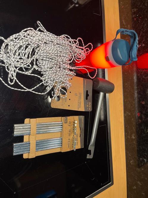 Kampeerspullen: Haringen, Hamer, tentsnoer & LED Lamp nieuw, Caravans en Kamperen, Kampeeraccessoires, Nieuw, Ophalen of Verzenden