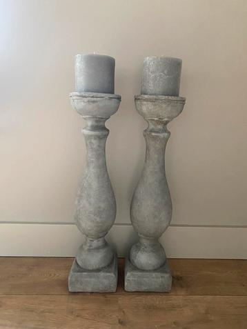 Mooie betonnen balusters kandelaars beschikbaar voor biedingen
