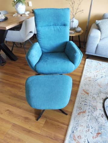 Draaifauteuil met voetenbankje beschikbaar voor biedingen