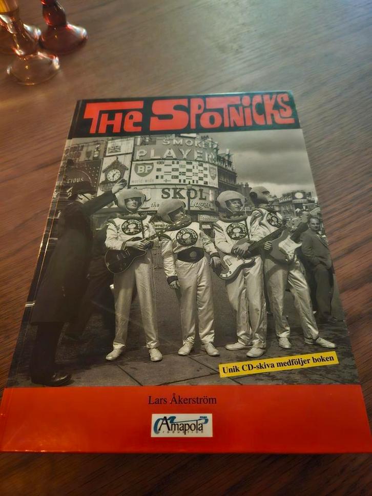 The Spotnicks biografie collectors item Zweeds, Verzamelen, Muziek, Artiesten en Beroemdheden, Zo goed als nieuw, Boek, Tijdschrift of Artikel
