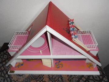 Poppenhuis  met toebehoren beschikbaar voor biedingen
