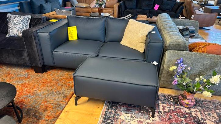 2 zits bank + hocker. Kunstleer blauw., Huis en Inrichting, Banken | Bankstellen, Nieuw, 75 tot 100 cm, Ophalen