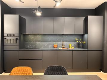 Luxe Showroom Keuken Zwart Met Anti-Fingerprint Coating! beschikbaar voor biedingen