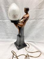 Art Deco figuurlamp spelter bronspatina met geslepen glas, Gebruikt, 50 tot 75 cm, Verzenden, Glas