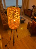 Stijlvolle Vloerlamp met Houten Details, Huis en Inrichting, Lampen | Vloerlampen, Ophalen, Gebruikt, Hout, 100 tot 150 cm