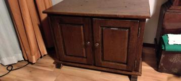 Eikenhouten kastje met 2 deurtjes en 1 plank beschikbaar voor biedingen