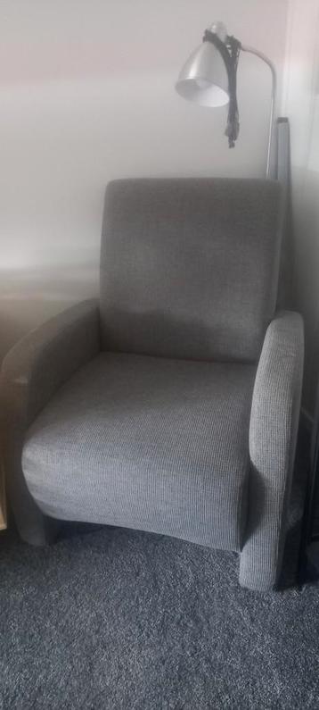 Grijze fauteuil zo goed als nieuw en gestoomd beschikbaar voor biedingen