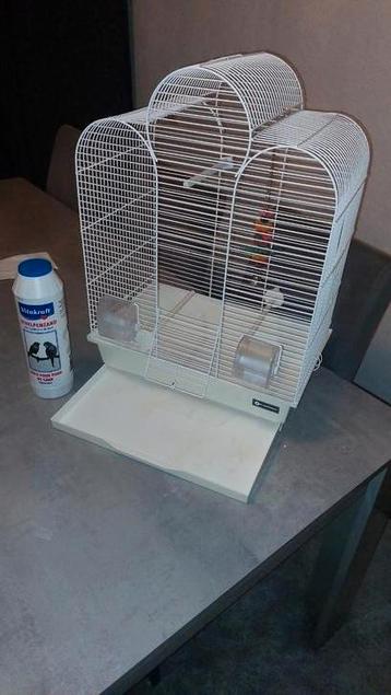 Te koop witte vogelkooi   beschikbaar voor biedingen