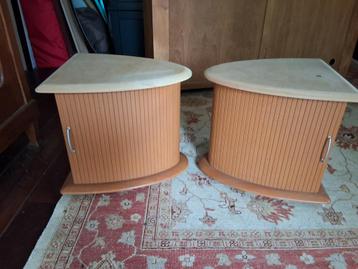 2 nachtkastjes met roldeurtje beschikbaar voor biedingen