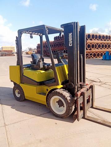 Heftruck Diesel Clark 3.5 ton triplomast sideshift  beschikbaar voor biedingen