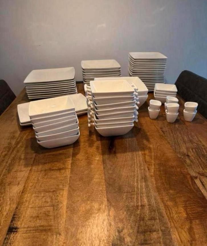 Servies Yong Squito, Huis en Inrichting, Keuken | Servies, Zo goed als nieuw, Bord(en), Effen, Ophalen