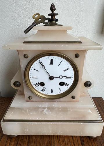 Antieke Franse albasten pendule werkt volledig ca. 1880–1900 beschikbaar voor biedingen