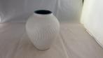prachtige witte golvende vaas, Huis en Inrichting, Woonaccessoires | Vazen, Gebruikt, Wit, Aardewerk of Porselein, Ophalen of Verzenden