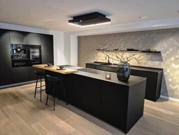 Luxe showroomkeuken Fenix matzwart beschikbaar voor biedingen