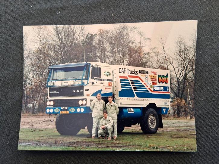 persfoto kleur DAF FAV 3600 volgwagen A met team Paris Dakar, Verzamelen, Automerken, Motoren en Formule 1, Zo goed als nieuw