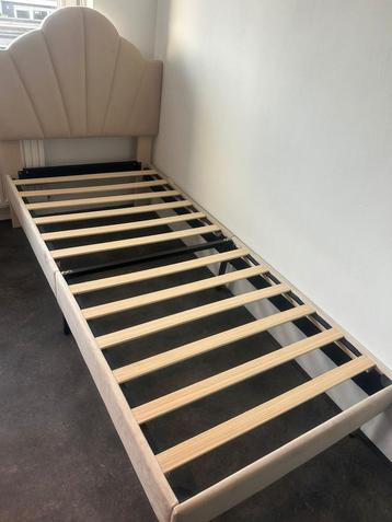 Bed beschikbaar voor biedingen