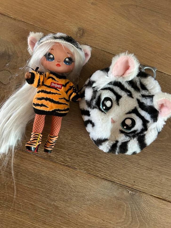 Na! Na! Na! Surprise pop met tasje, Kinderen en Baby's, Speelgoed | Poppen, Zo goed als nieuw, Overige typen, Ophalen of Verzenden