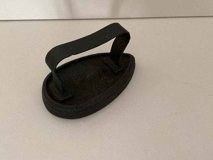 Antieke ovaalvormige strijkbout, Antiek en Kunst, Antiek | Gereedschap en Instrumenten, Ophalen