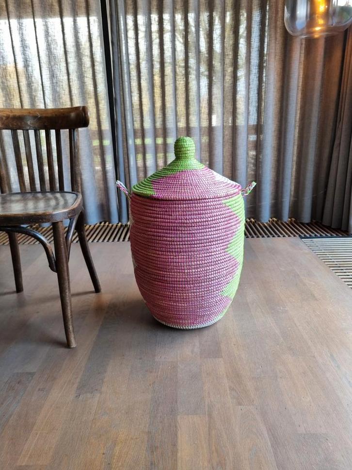 Afrikaanse opbergmand Wit roze groen handgemaakt in Senegal, Huis en Inrichting, Woonaccessoires | Schalen en Manden, Nieuw, Rond