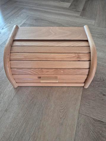 Broodtrommel, brooddoos van hout beschikbaar voor biedingen