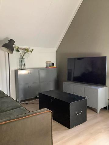 Meubels, schoenenkast 2x, tv meubel, lamp en kist beschikbaar voor biedingen