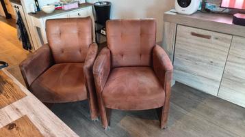 4 bruine Eettafelstoelen op wielen beschikbaar voor biedingen