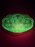 Mangaan Glas Schaal op Pootjes, Antiek en Kunst, Ophalen of Verzenden