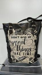 DOGO Vegan Leren Tote Tas / Schoudertas met Quote, Verzenden, Zo goed als nieuw, Overige kleuren, Leer