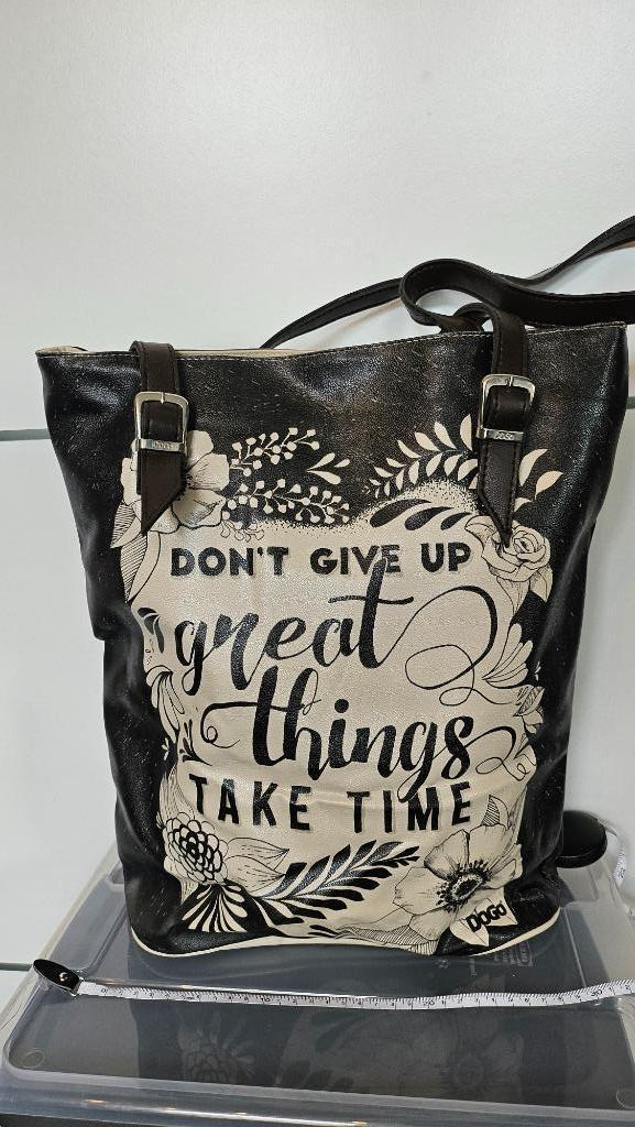 DOGO Vegan Leren Tote Tas / Schoudertas met Quote, Sieraden, Tassen en Uiterlijk, Tassen | Schoudertassen, Zo goed als nieuw, Overige kleuren
