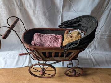 Antieke Poppenwagen beschikbaar voor biedingen