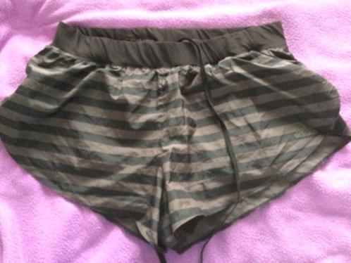 korte adidas broek mt s, Kleding | Dames, Broeken en Pantalons, Zo goed als nieuw, Maat 36 (S), Kort, Ophalen of Verzenden